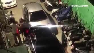 醋女撞情敵車　雙方窄巷扭打超火爆