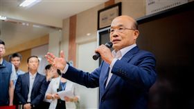 行政院長蘇貞昌24日下午視察口蹄疫拔針成效及防控作為事宜。（圖／行政院提供）