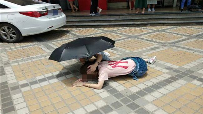衰女經過地鐵站　「天降槓片」砸爆頭