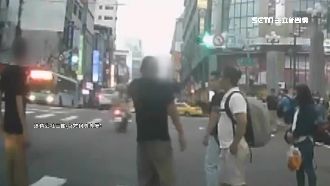 闖紅燈被叭！他當街飆罵…遇警秒認錯