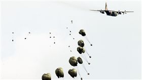 漢光34號演習於7日上午台中清泉崗「聯合反空(機)降作戰演練」順利完成， C-130搭載162名傘兵從天而架，分成七架次依序跳出開傘完成著陸任務，百人在空中畫面意外有療癒感。（記者邱榮吉/清泉崗拍攝）