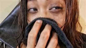 男友不來接　完妝女友拿xx抹臉逆襲（圖／翻攝自Dcard）