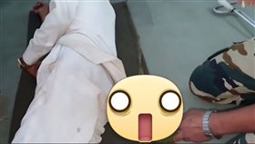 印度,毒蛇,睡覺,衣服內,地舖。翻攝自Multimedia LIVE
