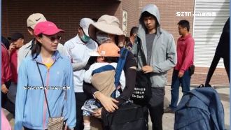 韓跑造勢…防疫員揹兒噴藥　嬤好不捨