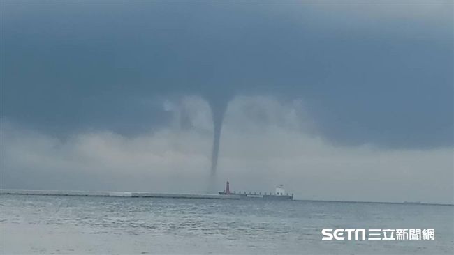 驚見海上旋轉柱體　釣客大呼雙龍捲風