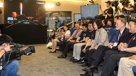 福七發射升空　蔡總統觀禮福衛七號25日下午順利在美國發射升空，總統蔡英文（前右3）、美國在台協會（AIT）處長酈英傑（前右2）等人都到國家太空中心觀禮，一起倒數計時。中央社記者謝佳璋攝　108年6月25日