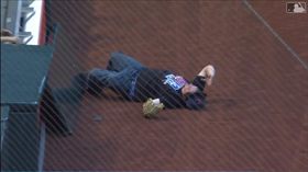 ▲紅襪球迷搶接三壘側界外球糗摔進場內。（圖／翻攝自MLB官網）