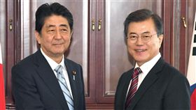 日韓領袖同意促成加強制裁北韓日本首相安倍晉三（左）7日在海參崴會晤南韓總統文在寅，繼北韓最近核試，雙方就加強制裁北韓達成共識。（共同社提供）中央社 106年9月7日