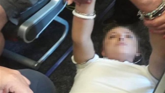 女鬧機艙！戰機急護航　軍方：她太狂