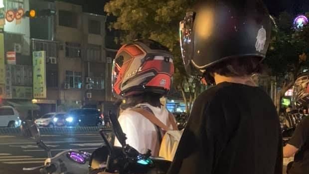 機車騎士停紅燈　腳踏墊這顆網友嚇瘋