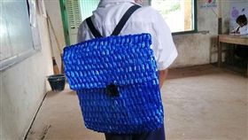 柬埔寨暖爸為兒手編尼龍書包。(圖/翻攝自臉書)