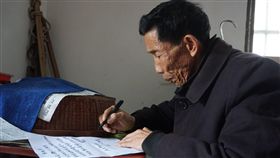 烈士之子為父立墓碑　盼有父親檔案紀念烈士王開鎖之子王瑞珍（圖）完成為父親立墓碑心願後，寫了委託書請台灣友人代為向有關單位申請父親資料，以及最後打回台灣的電報內容，想要擁有父親的檔案作紀念。中央社記者黃慧敏攝　108年6月22日