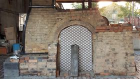 環保柴燒窯進駐　老糖廠檢車庫變工藝所（1）十鼓仁糖文創園區將日治時期留下的舊糖廠「檢車庫」進行改建，打造成有環保柴燒窯的炊煙工藝所。（十鼓文創提供）中央社記者楊思瑞台南傳真　108年6月22日