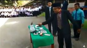 （圖／翻攝自臉書）印尼,西爪哇,手機,學校,砸爛