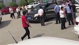 雲南兩名男子在車上開空調睡覺窒息身亡。（圖／翻攝自新浪視頻）