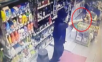 男抓狂拿刀衝進超商揮舞　客驚叫奔逃