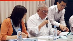 錢櫃併購好樂迪  練台生：感覺反對聲量不大錢櫃26日舉行股東會，股東關注與好樂迪併購案的進度與資金籌措，錢櫃董事長練台生（中）回應，「資金運作上很順利」，日前已在公平會做過說明，感覺「反對意見聲量不大」，但目前都是未定之數。中央社記者江明晏攝  108年6月26日