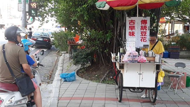 天氣熱就起水泡！夫妻忍烈陽賣豆花