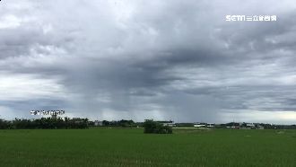 超驚豔！民眾搶拍「天空雨瀑布」