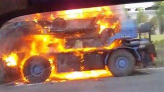 吊車路邊突「燒毀」　整台燒紅超駭人