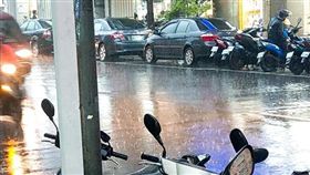 （圖／翻攝自爆廢公社）下雨,雨天,騎士,機車,雨衣