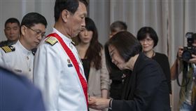 蔡英文總統26日上午頒授參謀總長李喜明一等雲麾勳章。（圖／總統府提供）