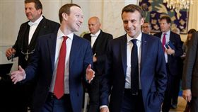 法國成全球首例 臉書同意交出仇恨言論用戶資料 社群巨擘臉書創辦人祖克柏（前左）與法國總統馬克宏（前右）數度會面後，臉書同意交出發布仇恨言論的法國用戶身分資料給法官，這也是全球首例。（圖／翻攝自Mark Zuckerberg臉書）