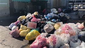 屏東鹽埔漁港垃圾惡臭飄散  縣府籲全民監督近日東港鹽埔泊區漁港內多次發現遭人趁深夜時將廢棄物及垃圾隨意丟棄，造成漫天惡臭。屏東縣政府26日呼籲全民當督工，勇於檢舉違規行為人。（屏東縣政府提供）中央社記者郭芷瑄傳真  108年6月26日