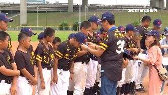 郭台銘資助少棒隊　前進東京巨蛋發光