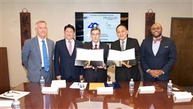 台美出入境合作再升級  簡化轉機第三國行李安檢駐美副代表黃敏境（右2）與美國在台協會商務組組長盧治凱 （中）美東時間25日簽署意向書，免除美國經台灣轉機前往第三國的航班行李在桃園國際機場再次安檢程序。（駐美代表處提供）中央社記者江今葉華盛頓傳真  108年6月26日