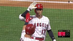 ▲大谷翔平左外野飛球，二壘上隊友竟跑回本壘變高飛犧牲打。（圖／翻攝自MLB官網）