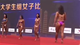 站在中間的那位女大生參加健美賽被請下台。（圖／翻攝自梨視頻，