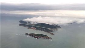 霧鎖馬祖4天  南竿機場短暫開場旅客驚喜原本一直關場的馬祖南竿機場，25日傍晚居然神奇開場，遊客們直到飛機起飛升空，回頭望向機場，才發現居然只有機場沒有霧，感覺像奇蹟出現。（黃詩韻提供）中央社　108年6月26日