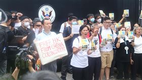 港人請願 籲撤回逃犯條例（2）數百港人26日赴G20駐港總領事館請願，要求G20國家向中國大陸施壓，撤回逃犯條例草案並調查警察過度使用武力的問題。圖為請願者在美國總領事館大門外拍照。中央社記者張謙香港攝  108年6月26日