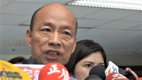 防登革熱新招  韓國瑜：升金獅湖水位養魚吃孑孓高雄市三民區金獅湖附近爆發登革熱群聚疫情，高雄市長韓國瑜（圖）21日受訪表示，將引進生物防治工法，由水利局把金獅湖水位拉高，養魚吃病媒蚊幼蟲孑孓。中央社記者程啟峰高雄攝  108年6月21日