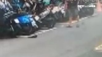 黑衣男沿路亂砸車　遭逮稱：喝醉了…