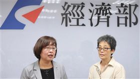 對國安有不利影響　投審會駁回雙子星案經濟部投審會發言人楊淑玲（左）26日召開記者會表示，雙子星案投資人與中國大陸市場淵源及關聯極深，易受大陸政策影響，外國人投資條例第7條認定對國家安全有不利影響，本案予以駁回。中央社記者吳翊寧攝　108年6月26日