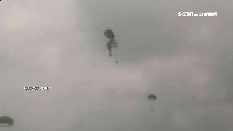 抬頭見傘兵對撞！民眾拍下意外瞬間