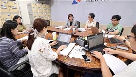 駁回雙子星案  投審會說明（3）經濟部投審會認定南海發展與中國關聯極深，依照外國人投資條例第7條，認定不利國家安全，駁回雙子星案。投審會發言人楊淑玲（後右3）26日在經濟部舉行記者會說明。中央社記者吳翊寧攝  108年6月26日