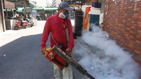 高雄市防疫消毒（1）高雄市登革熱疫情持續增溫，防疫人員21日前往三民區多個里進行消毒防治工作。中央社記者董俊志攝  108年6月21日