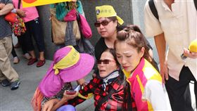 頭份反納骨塔　陳情女子術後未癒癱軟送醫苗栗縣頭份市上興、下興里民反對玉寶文創納骨塔欲啟用營運，26日發動百人前往縣府陳情，自救會一名剛動完頸椎手術的女子，疑因情緒太過激動，身體癱軟在地，緊急送醫。中央社記者管瑞平攝　108年6月26日