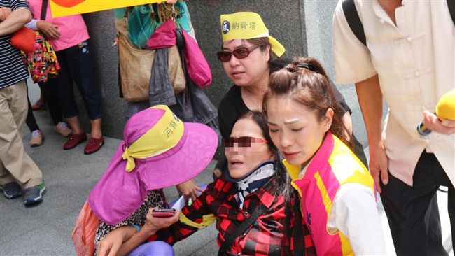 頭份百人反納骨塔　陳情女子癱軟送醫