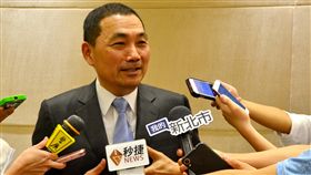 建商砍伐珍貴老樹　侯友宜：嚴格管制開發新北市板橋湳雅夜市一處私地爆發砍伐珍貴老樹引發軒然大波，市長侯友宜（圖）26日在市政會議表示，業者竟光天化日膽敢藐視公權力不聽勸阻，將嚴格管制開發基地。中央社記者黃旭昇新北攝　108年6月26日