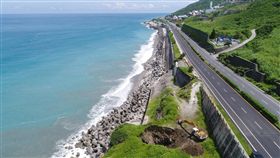 花蓮海岸線遭侵蝕（1）花蓮海岸線遭海水侵蝕嚴重，花東海岸公路鹽寮附近出現因海水侵蝕而被掏空的大坑洞，為了避免讓行經民眾造成危險，民進黨籍立委蕭美琴向公路總局追蹤修復期程。（立委蕭美琴辦公室提供）中央社記者李先鳳傳真　108年6月26日
