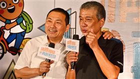 新北YouBike騎乘人次破億　侯友宜頒獎新北市政府26日舉行新北市YouBike騎乘人次破億記者會，市長侯友宜（左）頒獎給第一億人次幸運兒、居住板橋區溪頭公園附近的52歲男子江誌勝（右）。中央社記者黃旭昇新北攝　108年6月26日