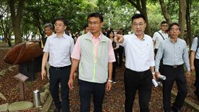 活化台中東勢林業園區　江啟臣邀陳吉仲會勘立委江啟臣（前右2）爭取台中市東勢林業文化園區活化多年，26日邀請農委會主委陳吉仲（前左2）現場會勘，研擬先就園區非文化景觀部分增列預算活化。（江啟臣服務處提供）中央社記者郝雪卿傳真  108年6月26日