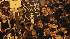 香港反送中再起　遊行人潮持續至夜間未散香港泛民主派團體民間人權陣線16日再次發起反修訂逃犯條例大遊行，遊行一直持續到深夜，有民眾自製標語怒嗆政府小看抗議人潮。中央社記者裴禛香港攝　108年6月16日