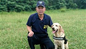 澎湖警緝毒犬歐弟將除役  領犬員萬般不捨澎湖縣警局警犬隊領犬員王在正擔任「歐弟」的領犬員，迄今有1年3個多月，幾乎天天在一起，建立良好的關係與勤務上的默契，對歐弟的除役最感不捨。中央社  108年6月27日