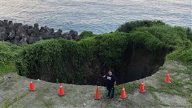 花蓮鹽寮海岸現天坑（1）花蓮縣壽豐鄉省道台11線8.5公里處的海岸高地出現「天坑」，且持續擴大，縣議員魏嘉彥關心此事，希望公路單位進行修復。（魏嘉彥提供）中央社記者李先鳳傳真　108年6月25日
