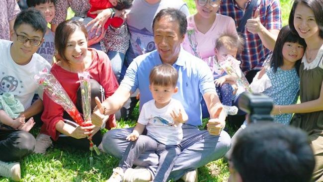解決少子化…郭台銘喊公托公幼免抽籤